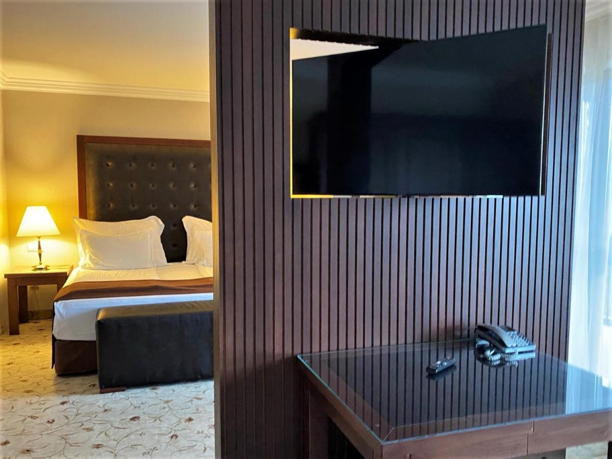 Maxi Park Hotel & Spa Velingrad Eksteriør bilde A television in a hotel room